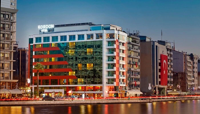 Fachada do Kordon Otel na região de İzmir, imagem fornecida para ilustrar a hospedagem prevista